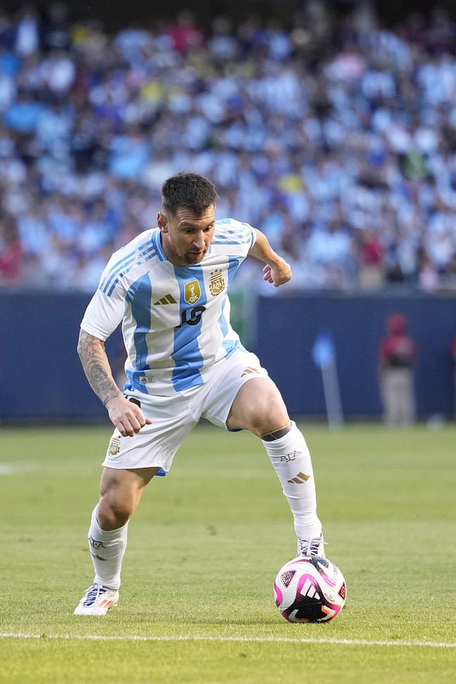 梅西曾被瓜迪奥拉安排踢陌生位置！他不断适应和学习，变得更强！