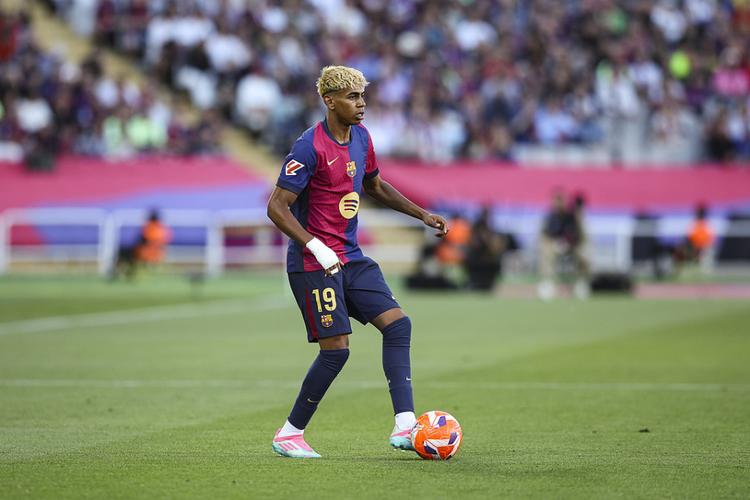 今晚，上海海港门将颜骏凌首发出场，迎来了他代表俱...