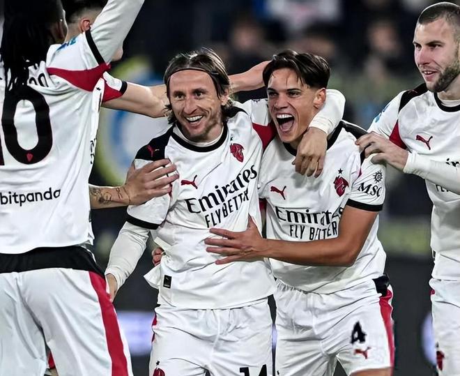 爷青回，维耶里社媒晒与大罗、巴乔、托蒂、卡纳瓦罗等人合照