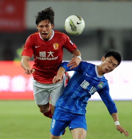 欧冠半场：克瑙夫打破僵局，法兰克福1-0巴塞罗那