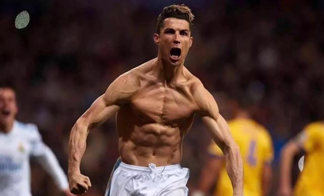 太阳报：麦克托米奈领意甲最佳球员奖，被女友透视着装抢风头（太阳报：麦克托米奈荣膺意甲年度最佳，女友透视造型成焦点）