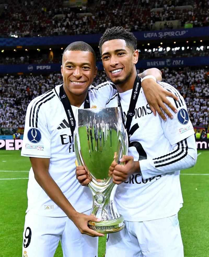 内蒙古多地滑雪场“开板”迎客，冬季旅游迅速升温